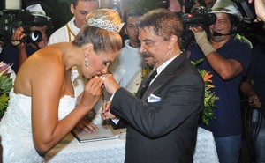 Ângela Bismarchi se casa com o cirurgião plástico Wagner Moraes na Cidade do Samba, no Rio (Foto: Roberto Teixeira/ EGO)