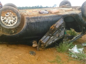 Dupla capota carro roubado com a vítima durante fuga em Monte Negro (Foto: Enfoconoticias/Reprodução)