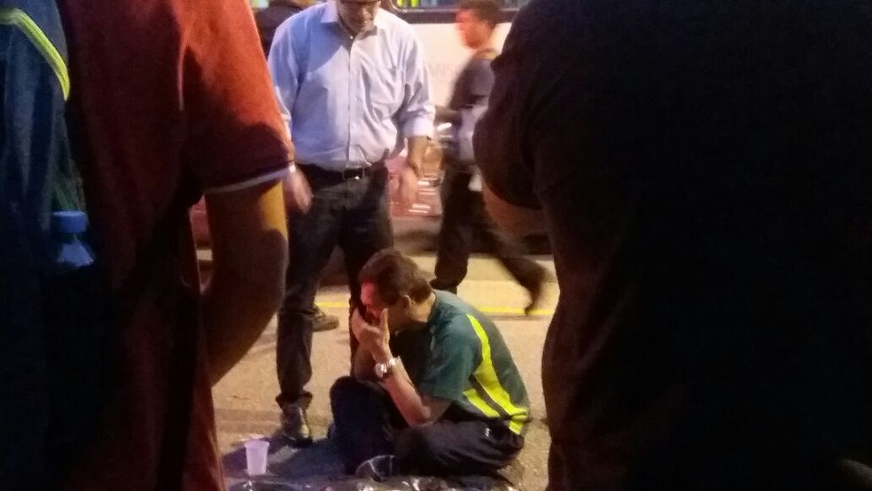 Pai de estudante da PUC chora ao lado do corpo do filho, atropelado em frente à universidade (Foto: Suelen Bastos/G1)