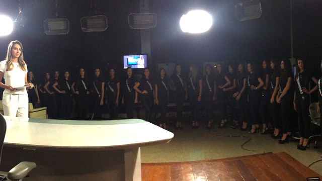 Candidatas acompanharam gravações nos estúdios da TV Mirante (Foto: Maurício Araya/G1)