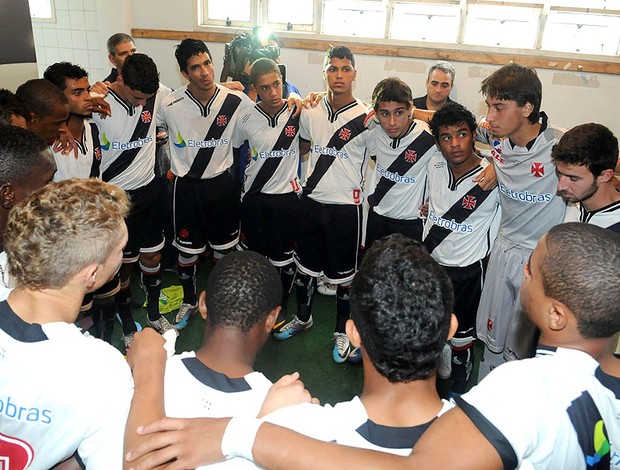 equipe juniores do Vasco no vestiário (Foto: André Durão / GLOBOESPORTE.COM)