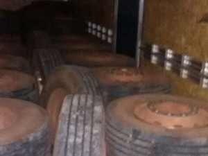Foram encontrados com os suspeitos 66 pneus (Foto: Divulgação/Polícia Militar)