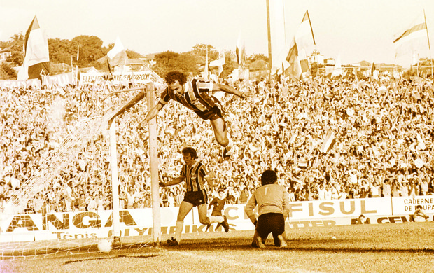andr catimba 1977 gol grmio gre-nal adeus,olmpico (Foto: Armnio Abascal Meireles/Agncia RBS)