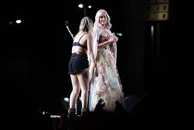 Fã  que subiu no palco no show de Katy Perry no Rock in Rio (Foto: Reprodução / Twitter)