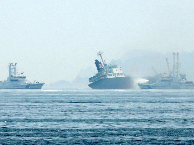 Navio petroleiro começa a afundar para um lado após a explosão no Japão (Foto: Jiji Press/AFP)