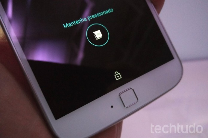 Moto G4 Plus, de 2016, também tinha leitor de impressão digital (Foto: Fabrício Vitorino/TechTudo)