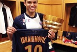 Em paz: Thiago Silva faz homenagem a Ibra após conquista da Copa da Liga Em paz: Thiago Silva faz homenagem a Ibra após conquista da Copa da Liga