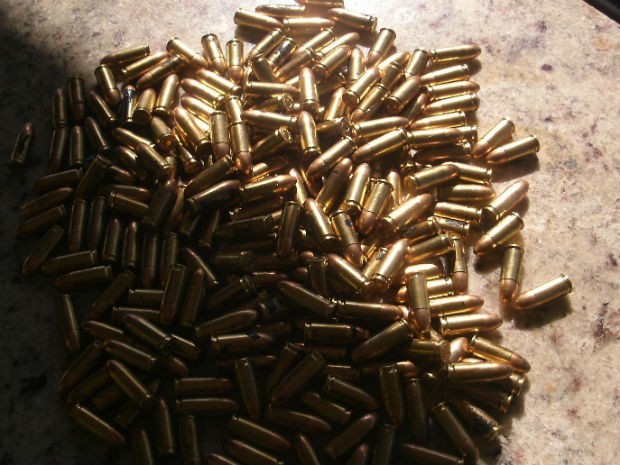 Casal contou que levaria a droga, a munição e as armas para Curitiba (Foto: Polícia Rodoviária Federal/Divulgação)