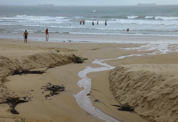 Vários banhistas ignoraram as condições de balneabilidade das praias e entraram no mar  (Foto: Biné Morais/O Estado)