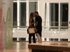 Lucas Lucco troca beijos com loira em shopping, usando pantufas