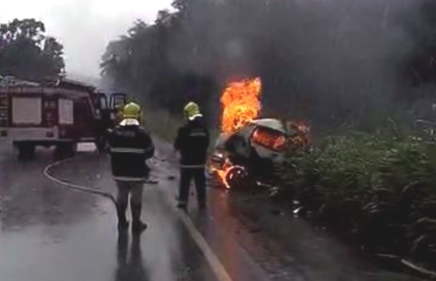Sete pessoas morrem carbonizadas em colisão frontal na GO-080, próximo a Jaraguá, Goiás (Foto: Reprodução/TV Anhanguera)