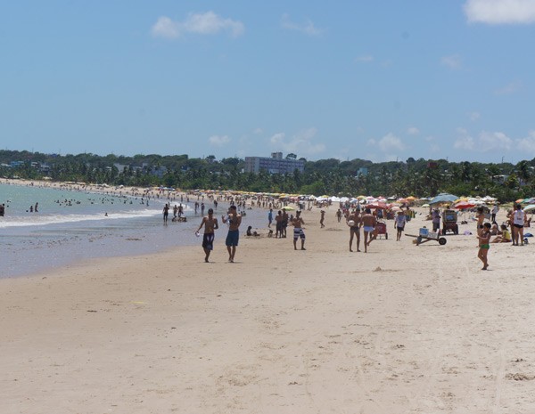 Turistas ocuparam as areias da praia de Tambaú nesta sexta-feira (28) (Foto: André Resende/G1)