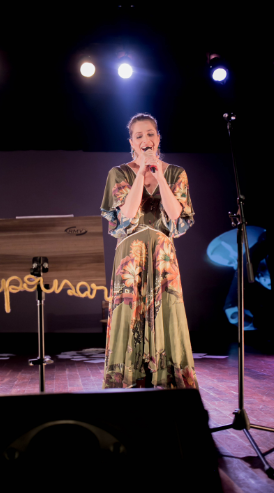 Letícia Spiller canta em peça de teatro (Foto: Frederic Jean Laouenan e Evelin Santos) Letícia Spiller canta em peça de teatro (Foto: Frederic Jean Laouenan e Evelin Santos)