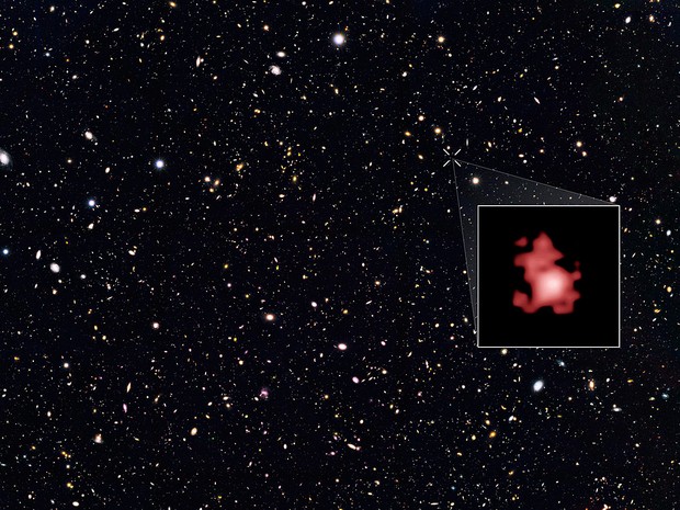 Detalhe ampliado mostra a galáxia GN-z11, encontrada em uma fotografia do Telescópio Espacial Hubble (Foto: Hubble/Nasa)