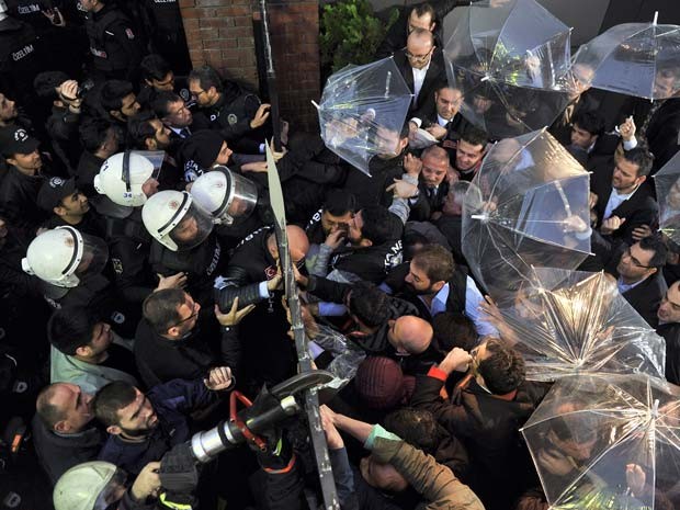 Polícia turca se enfrenta com funcionários do jornal Bugun e da TV Kanalturk e apoiadores durante protesto em Istambul nesta quarta-feira (28) (Foto: AFP PHOTO / ZAMAN DAILY / MEHMET ALI POYRAZ)