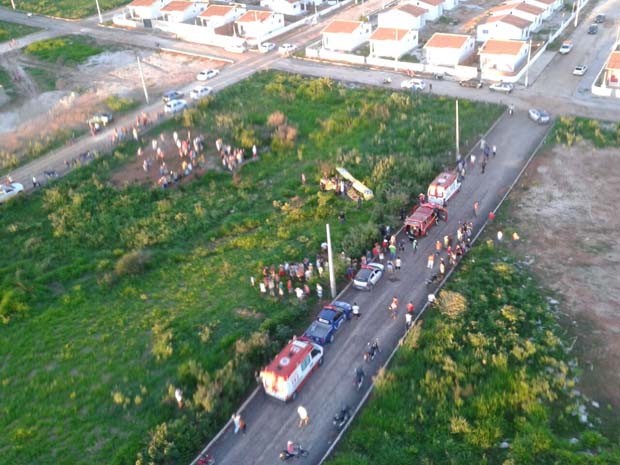 Avião caiu em um descampado (Foto: Divulgação/Polícia Militar do RN)