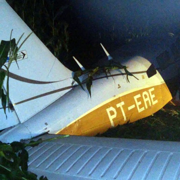 Piloto disse aos policiais que aeronave apresentou falha no motor (Foto: Divulgao/PM)