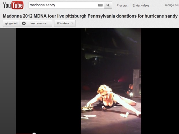 Vídeo no YouTube mostra Madonna recolhendo dinheiro após tirar a calça e pedir doações às vítimas da tempestade Sandy (Foto: Reprodução/YouTube)
