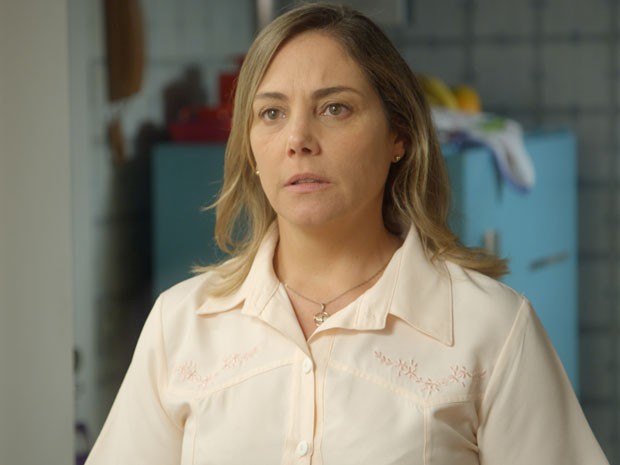 E agora? Será que Beatriz vai topar falar com o jornalista a pedido da filha? (Foto: TV Globo) E agora? Será que Beatriz vai topar falar com o jornalista a pedido da filha? (Foto: TV Globo)
