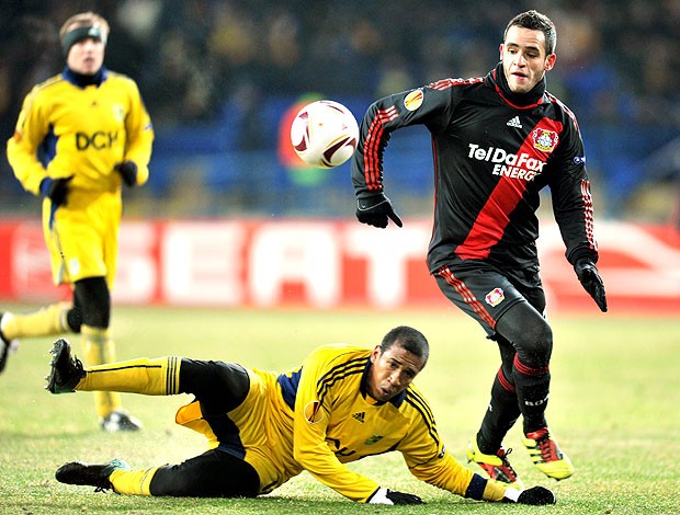 Renato Augusto na partida do Bayer Leverkusen contra o Metalist (Foto: AFP)