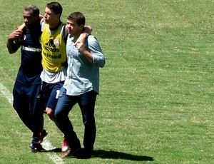 Thiago Neves deixa treino do Fluminense amparado (Foto: Rafael Cavalieri)