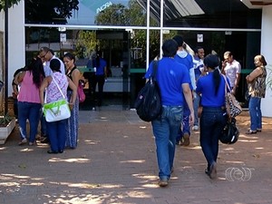 Funcionários do Incra não puderam entrar na sede do Incra em Palmas (Foto: Reprodução/TV Anhanguera)