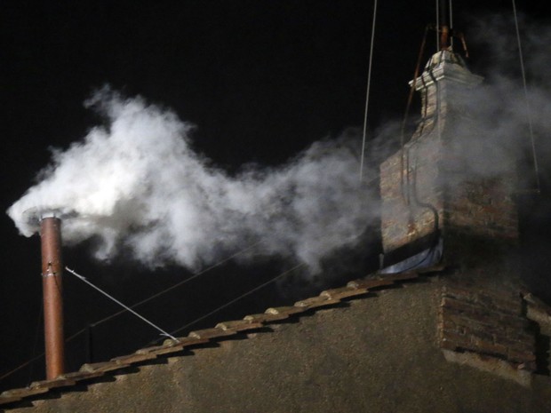 13 de março - Fumaça branca sai no segundo dia de conclave (Foto: Gregorio Borgia/AP)