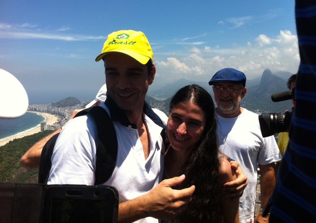 Advogado de Cuiabá tira foto com Yoani com Copacabana ao fundo (Foto: João Bandeira de Mello/G1)