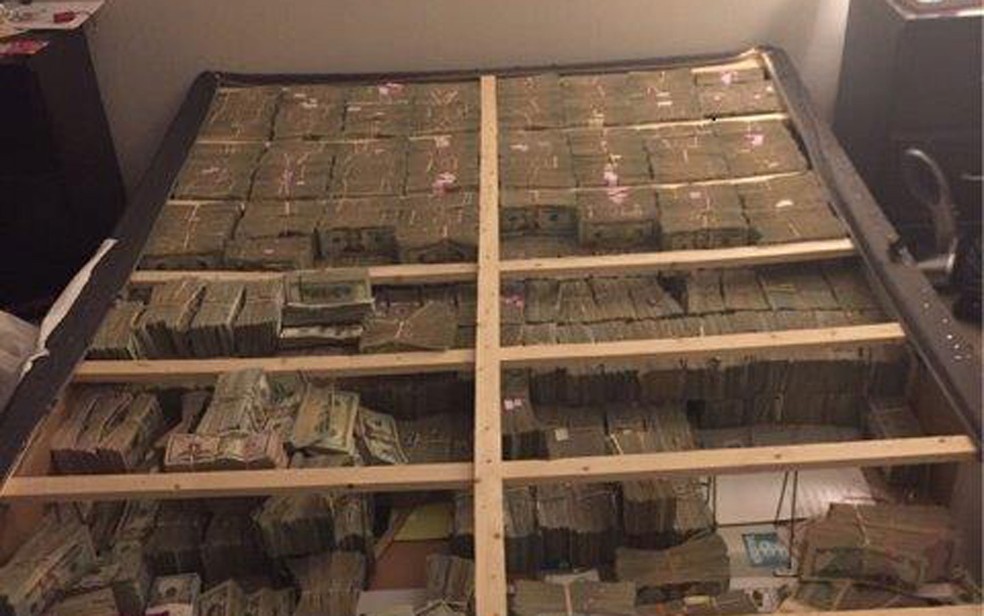 Foto do dinheiro escondido por Cléber foi divulgada pela Procuradoria Geral de Massachusetts (Foto: Reprodução/Twitter/U.S. Attorney MAConta verificada)
