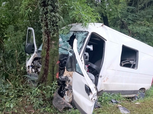 Acidente entre carro e van na PR-487 deixa três feridos (Foto: Divulgação/Polícia Rodoviária Estadual)