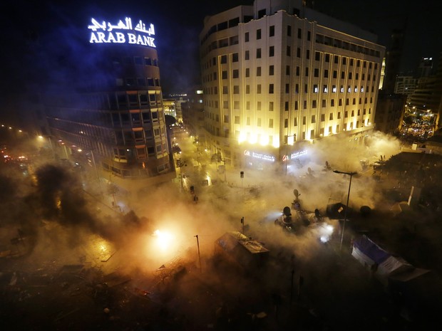 Polícia voltou a usar gás lacrimogêneo para conter manifestação contra a crise do lixo no Líbano (Foto: Hassan Ammar)