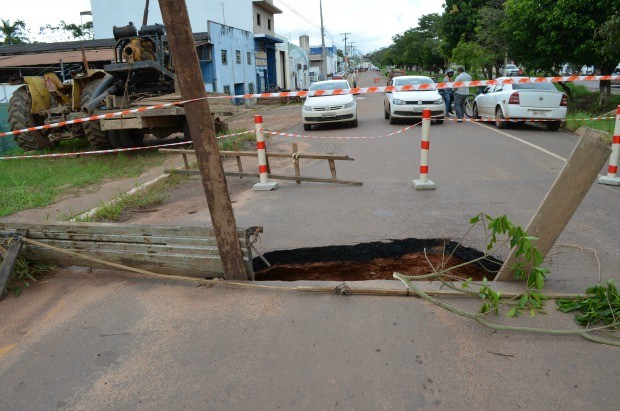 Buraco se abriu em marginal da BR-364, em Cacoal (Foto: Magda Oliveira/G1)