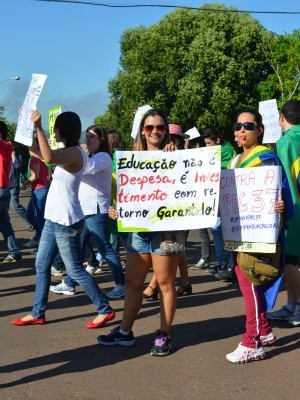 População pede por melhores condições na educação (Foto: Paula Casagrande/G1)
