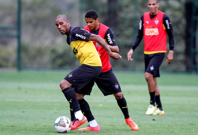 Emerson conceição e Douglas Santos Atlético-MG treino (Foto: Bruno Cantini)