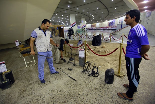 Objetos usados para tortura podem ser manuseados em exposição na capital iraquiana (Foto: Ali al-Saadi/AFP)