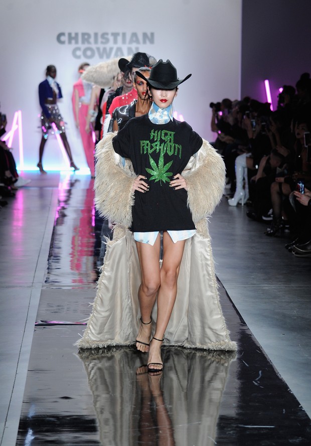 Modelo em desfile do estilista Christian Cowan em Nova York, nos Estados Unidos (Foto: Arun Nevader/ Getty Images/ AFP)