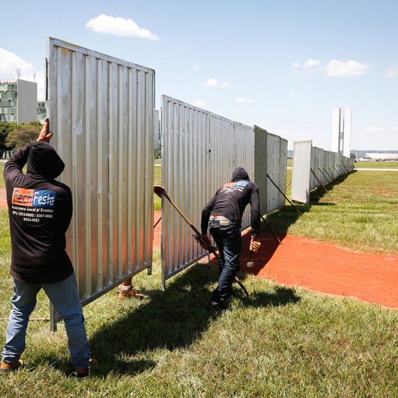 Muro em Brasília construído para separar manifestantes.  (Foto: Sergio Lima/ Época)