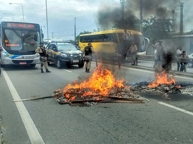 Manifestantes atearam fogo em lixo (Foto: Ronaldo Moreno / Sindipetro-RJ)