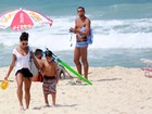Aline Riscado curte praia com Felipe Roque e o filho no Rio