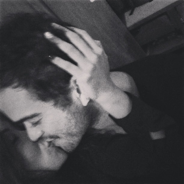 Carol Nakamura beija Sidney Sampaio (Foto: Instagram/ Reprodução)