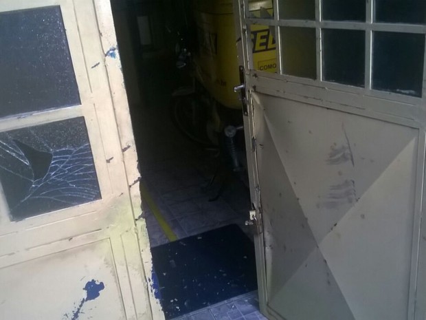 Assaltantes arrombaram porta principal da agência dos Correios em Montadas (Foto: Mário Aguiar/TV Paraíba) Assaltantes arrombaram porta principal da agência dos Correios em Montadas (Foto: Mário Aguiar/TV Paraíba)