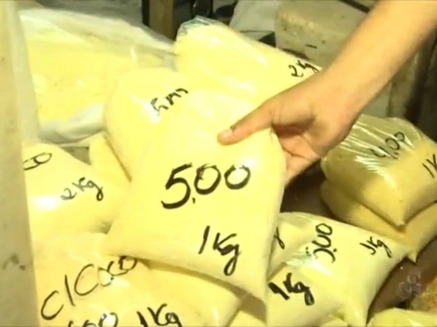 Preço da farinha de mandioca no mercado eleva quase 50% em um ano. (Foto: Reprodução Tv Acre)