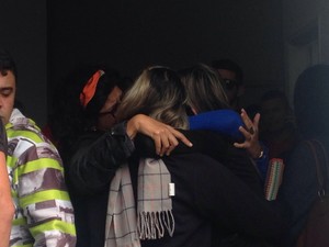 Familiares lamentam a morte de parentes no IML de Guarujá (Foto: João Paulo de Castro / G1)