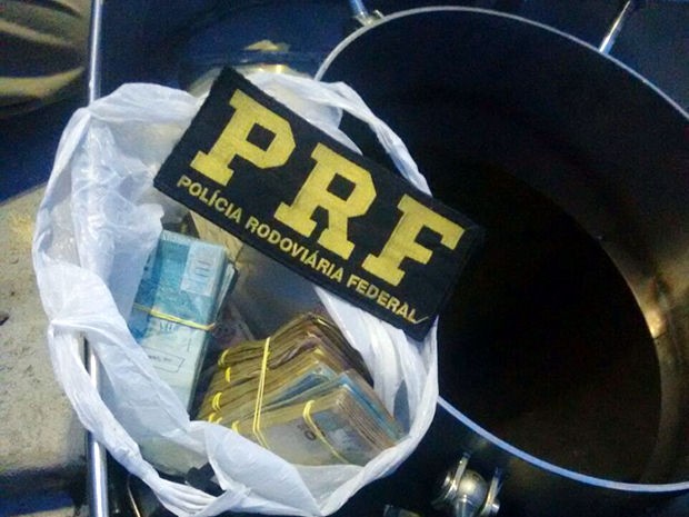 Homem disse que dinheiro era fruto de uma venda de caixas de cigarro (Foto: Assessoria/PRF-MT) Homem disse que dinheiro era fruto de uma venda de caixas de cigarro (Foto: Assessoria/PRF-MT)