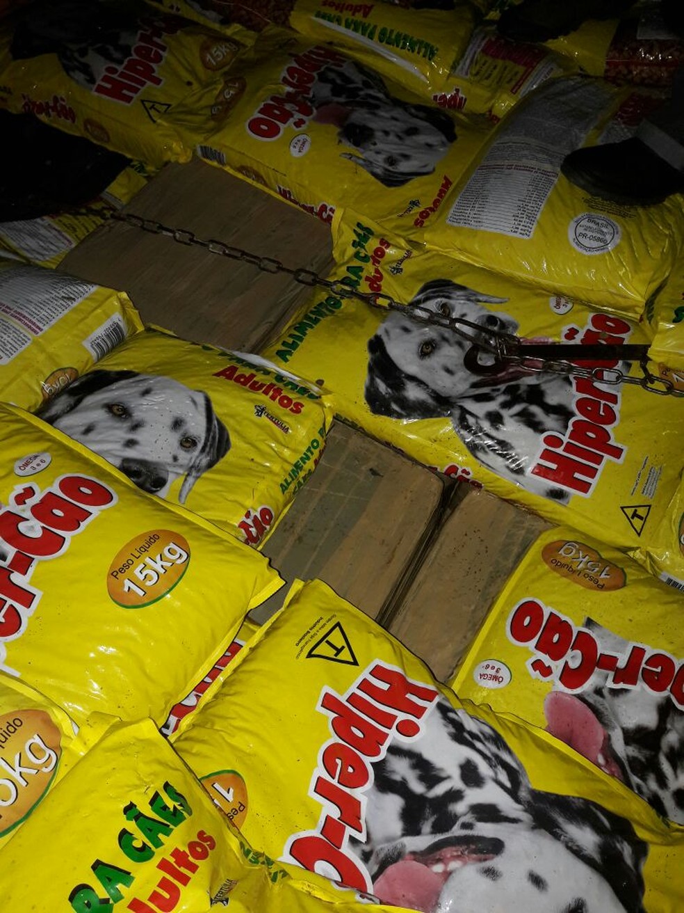 Caixas com maconha estava escondidas em meio aos sacos de ração para cachorro (Foto: PF/Divulgação)