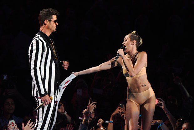 No último domingo, Thicke teve o nome envolvido na polêmica com a cantora Miley Cyrus durante a premiação da MTV dos EUA (Foto: Charles Sykes/Invision/AP)