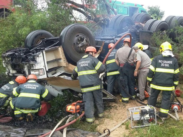 Caminhão tombou, matando o motorista e deixando passageira ferida na BR-386 no RS (Foto: Divulgação/PRF)