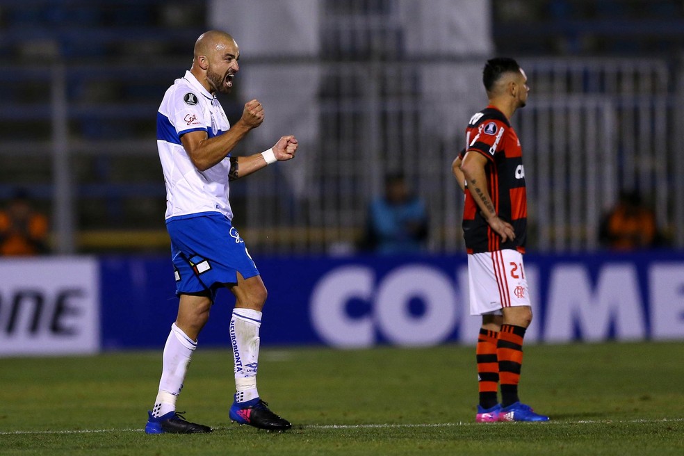 Santiago Silva marcou o gol do Católica diante do Flamengo no Chile  (Foto: REUTERS/Ivan Alvarado)