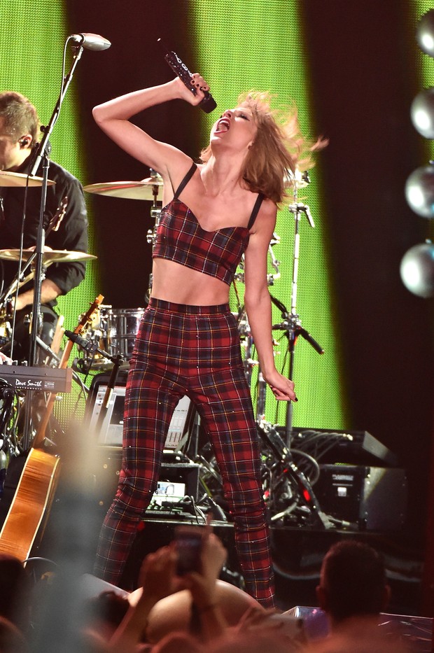 Taylor Swift se apresenta em show natalino (Foto: AFP)