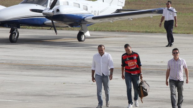 Warley chega em Campina Grande ao lado do presidente do Campinense (Foto: Leonardo Silva/ Jornal da Paraíba)